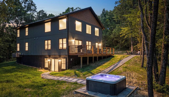The Woodlands at Hocking Hills-Magnolia Grove Lodge in Logan