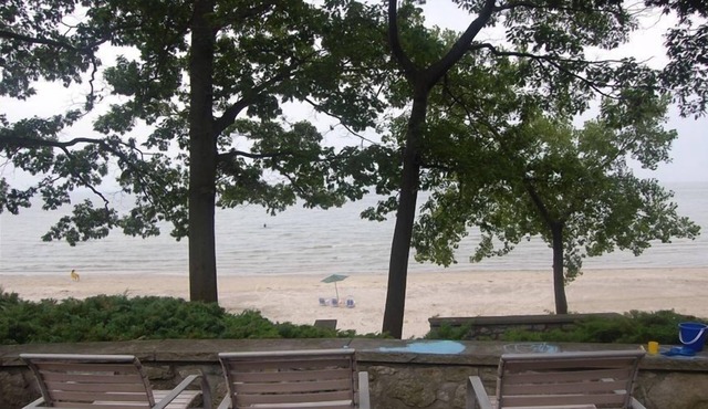 Thunder Bay Lakefront Cottage in Fort Erie