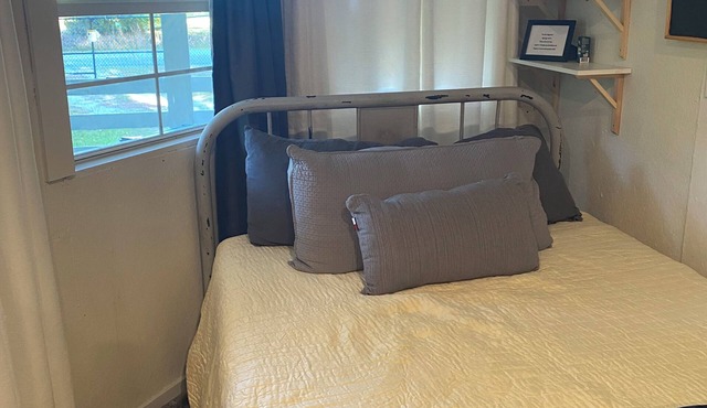 Tranquil 1-bedroom Tiny House with AC in Jesup in Jesup