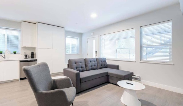 Tranquil & Modern: Close to Promenade & Pier ~ Pkg in White Rock