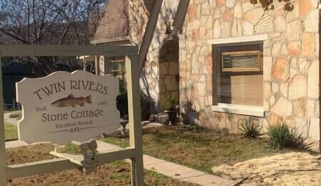 Twin River Stone Cottage - 7 BR/Sleeps 20 in Norfork
