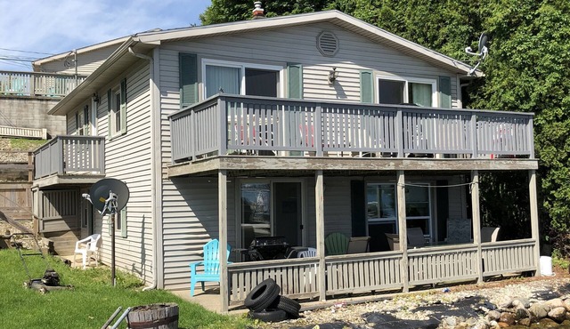 Two Bed Rooms with a sunrise lakefront view in Manitou Beach-Devils Lake