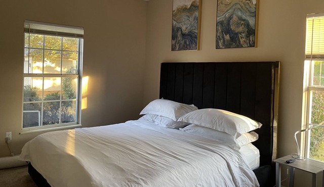 Two BR w/free parking near Easton in Columbus