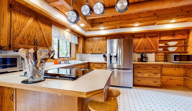 Two-home property with deck, grill, firepit, amazing views, & 2 W/Ds in Sultan