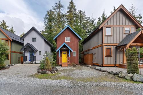 Tyee Retreat Cozy Lofted 1 Bedroom Cabin in Ucluelet