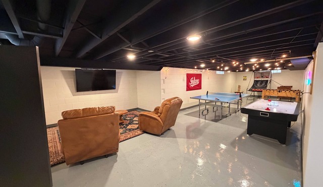 Ultimate family stay w/bunkbeds and game room,very quiet with fenced backyard. in Highland