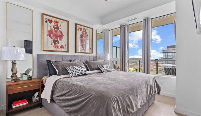 Ultimate KING & QUEEN,PrivateBalcony, FreeParking, WIFI, Safe, Stylish in Pickering