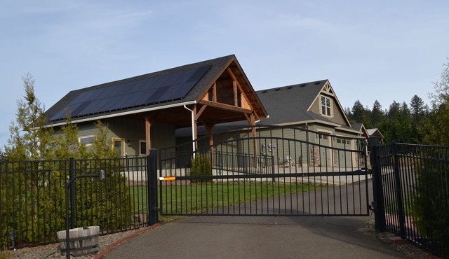 Unique Cabin with family size living & huge covered deck area in Washougal
