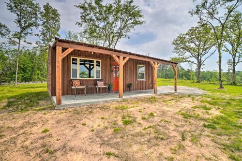 Updated Studio Cabin in Ozark w/Yard & Mtn View in Ozark