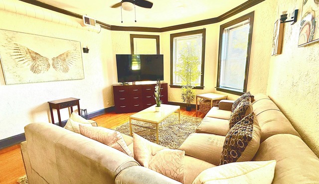 Upscale 1BR -Near Midway Airport - Free Parking & Fast CTA Access in Chicago