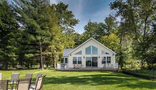 Vast Open Floor Home with Fire Pit on the Lake in Pullman