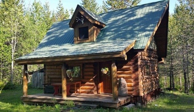 Violet Cabin at Tin Poppy: Off-Grid Glamping + Private Sauna near Salmon Arm, BC in Salmon arm