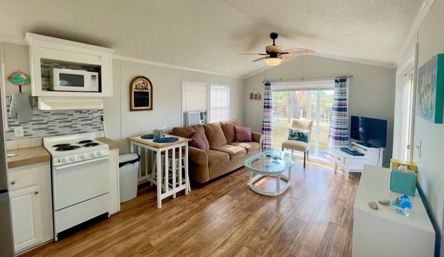 Waterfront 1 bed plus sleeper sofa, FREE Boat dock, Fire Pit, & Trailor Parking in Suwannee