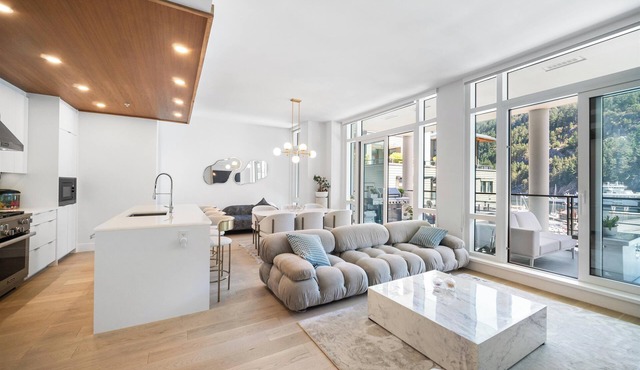 Waterfront Cozy 2 Bed 2 Bath Apartment in West Vancouver