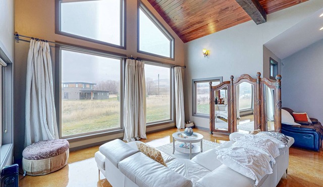 Waterfront vineyard estate with private pool and incredible Gorge views in Dallesport