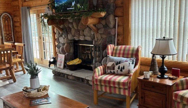 Where Lazy Days Are the Best Days -near Golf Courses, Trails, and Lakes-5 beds in Friendship
