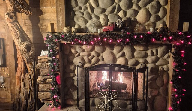 Wilderness lodge on shediac river very private with hot tub sleeps 14 in Saint-Philippe