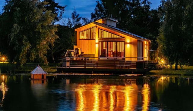 Woad Mill Lakeside Lodges in Frampton