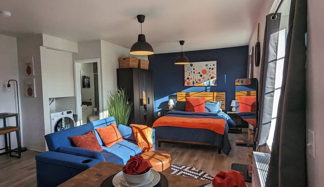 Work/Play Base: Park Free, 10mins DTWN, Fast WiFi in Detroit