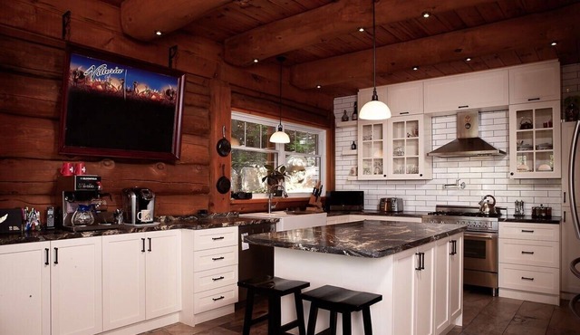 You’ll be charmed by this stunning log cabin perched on the mountainside. in Sainte-Adèle