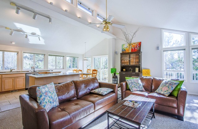 Sun-filled Home, A/C, Private Hot Tub, Ping Pong, Bikes-SHAG06 in Sunriver