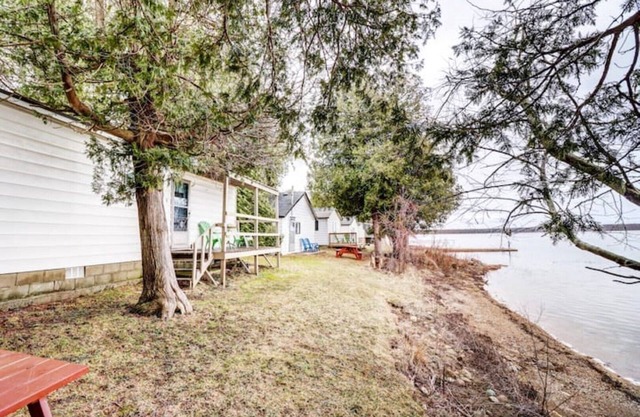 Sunset Lakefront Spacious 8 people Getaway, in Mar