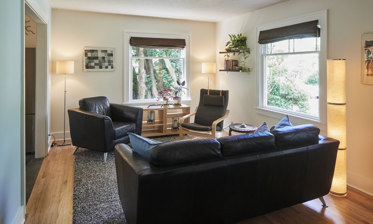 Overlook House | The Madrona House! Freshly renovated bungalow/detached studio/office space.