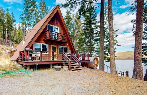 Joseph Cabin | Beautiful cabin right on the banks of the lake with patio & washer/dryer