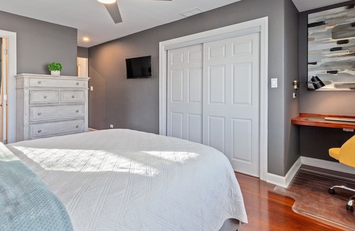 Oak Forest House | My Prima Karina BEAUTIFUL 4bd 2ba in quiet Chicago Suburb