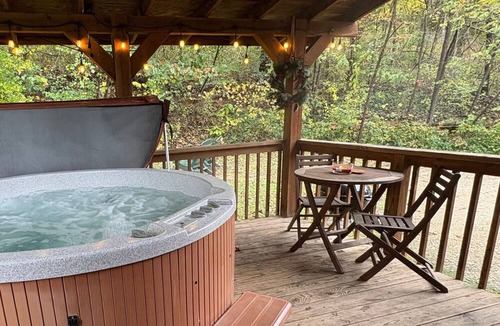 Eureka Springs Cabin | Dogwood Lodge- A beautiful three bedroom, two bath log cabin with Hot Tub! Hiking Trail & Cave on property!