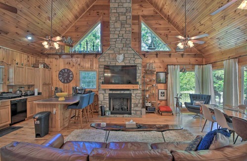 Fair Play Cabin | Lovely Lake Hartwell Retreat: Dock, Deck & Grill!