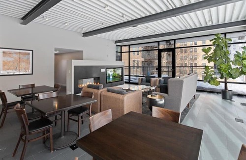 Evanston Apartment | "Joy of Evanston" 1BDR, KING EXEC Suite, pool+Gym