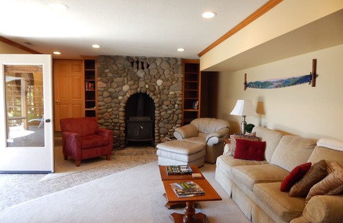 Stevenson Apartment | Gorgeous suite with panoramic Columbia river views.