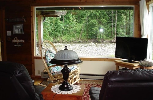 Index Cabin | Beautiful Riverfront Getaway in the Cascade Mountains