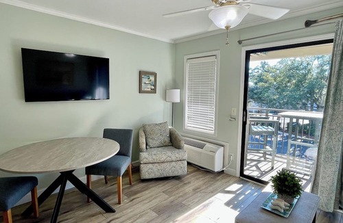 Hilton Head Island Condo | Sandy Feet Retreat-New Shower-Bikes Incl-Oceanview