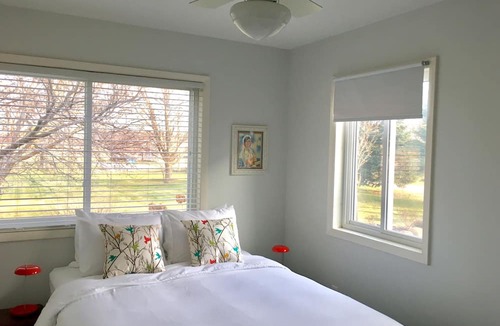 Fennville House | ALLEGAN ORCHARDS Sleeps25,Pool,HotTub,3Acres, Fireplce,FirePit,PoolTable,PingPng