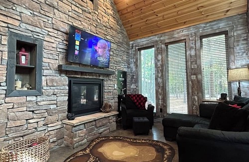 Broken Bow Cabin | Rowdy Bear Cabin-Fort PlaySet-Fishing Pond-Arcade-Foosball-XBox-Gas Grill-Hottub