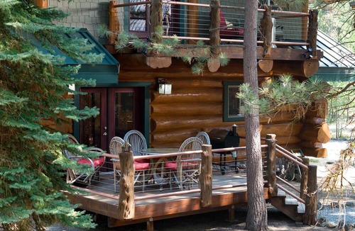 La Pine Cabin | Riverfront Log Cabin with Firepit in La Pine