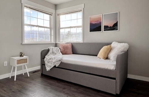 East Wenatchee House | Hot tub + Bright and spacious home + 20 min to Ski —> Sleeps 13!