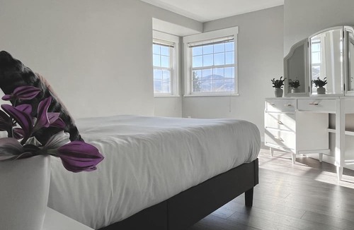 East Wenatchee House | Hot tub + Bright and spacious home + 20 min to Ski —> Sleeps 13!