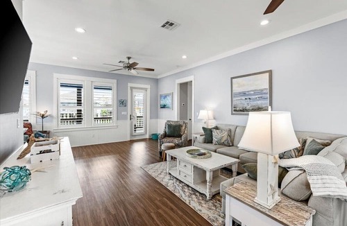 Port Bolivar Cabin | Charming 2-bedroom cabin in serene Crystal Beach