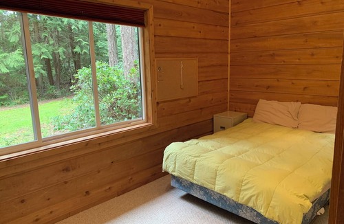 Roche Harbor Cabin | Charming 2-bedroom cabin on private lot near Roche Harbor with Wi-Fi