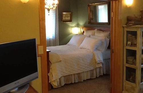 Burlington House | One Mile from I 5 Lovely suite, gas fireplace, air conditioned, dog friendly.