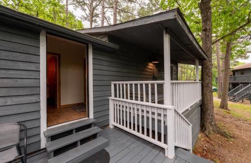 Eureka Springs House | Dog‑Friendly Cabin w/Trail-Hot Tub-Full Kitchen