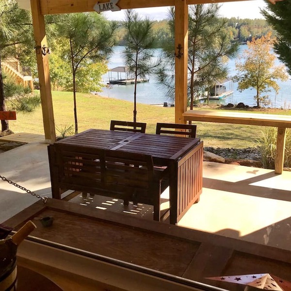 Charming Lake Keowee Retreat, 16 miles from Clemson! in Six Mile