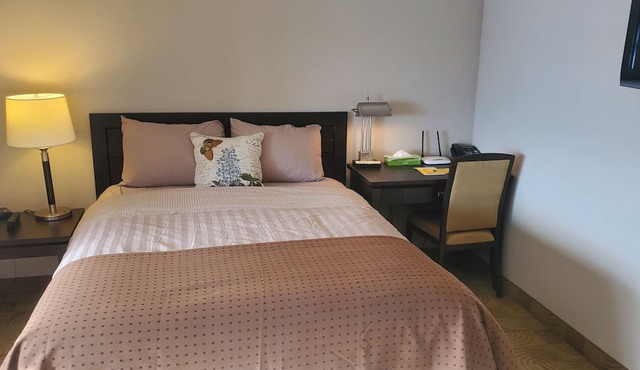 Shoreside Inn & Suites in Wabamun