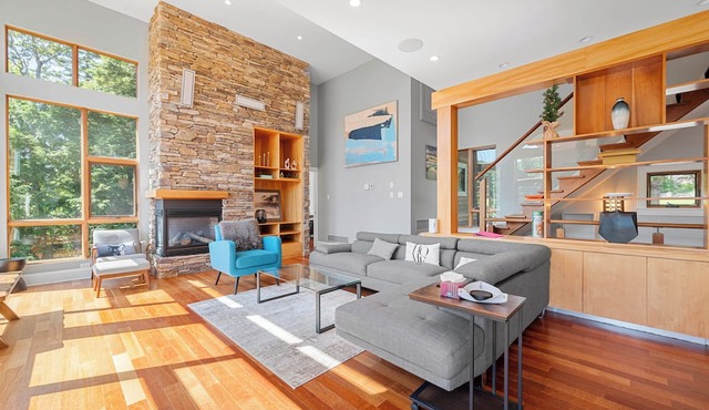 Serene modern Lakehouse on Golf Course in Hammonds Plains