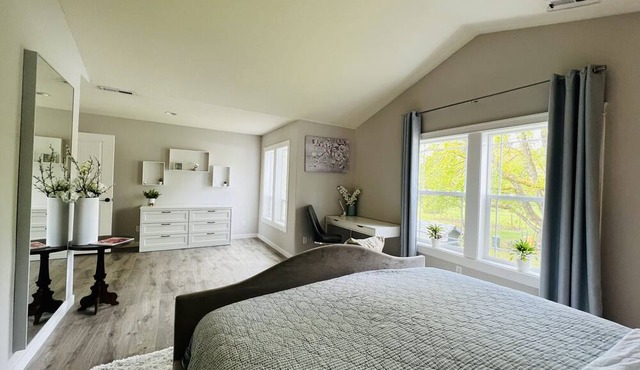 🌿Beautiful Oasis 3BR KING bed +GYM in quiet nbrhd🌿 in Vancouver