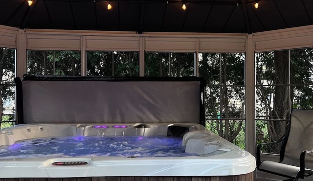 Spacious 5-bedroom house in charming Lombard with HOT TUB &PRIVATE BACKYARD in Lombard