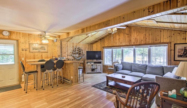 Walk to Castle Rock County Park: Rustic Cabin in Friendship